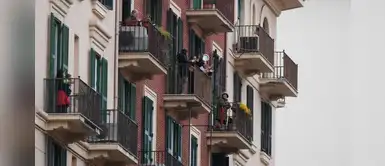 Peruanos conmueven al cantar el himno nacional desde sus balcones en Italia Peruanos conmueven al cantar el himno nacional desde sus balcones en Italia