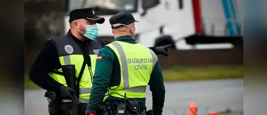 Mujer escupió a siete guardias civiles por detenerla y luego dio positivo en prueba de Covid-19 Mujer escupió a siete guardias civiles por detenerla y luego dio positivo en prueba de Covid-19