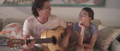 Carlos Vives causa ternura tras aparecer cantando junto a su hija durante cuarentena Carlos Vives causa ternura tras aparecer cantando junto a su hija durante cuarentena