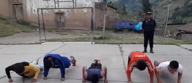 Cusco: Jóvenes jugaban al fútbol durante cuarenta y Policía los castiga con ejercicios Cusco: Jóvenes jugaban al fútbol durante cuarenta y Policía los castiga con ejercicios