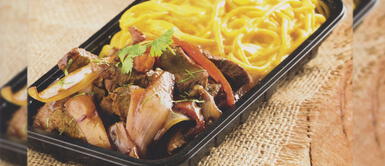 ¡Lo justo! Fetuccini a la huancaína con lomito saltado y su vaso de chica morada ¡Lo justo! Fetuccini a la huancaína con lomito saltado y su vaso de chica morada