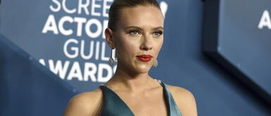 Scarlett Johansson confirma que el cárdigan es la prenda ideal para el otoño Scarlett Johansson confirma que el cárdigan es la prenda ideal para el otoño