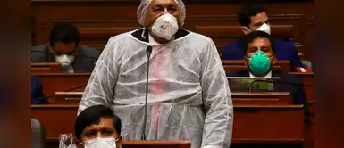 Congresista asistió al pleno con indumentaria especial para evitar contagio de coronavirus Congresista asistió al pleno con indumentaria especial para evitar contagio de coronavirus