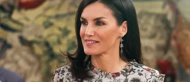 Reina Letizia luce un sencillo look en su reaparición por cuarentena Reina Letizia luce un sencillo look en su reaparición por cuarentena