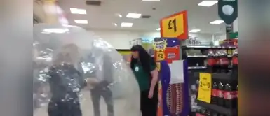 Coronavirus: Mujer se hace viral por ir de compras dentro de una burbuja de plástico para evitar contagios Coronavirus: Mujer se hace viral por ir de compras dentro de una burbuja de plástico para evitar contagios