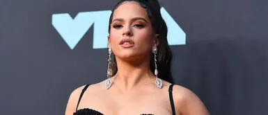 Rosalía presume su nuevo flequillo hecho en casa en plena cuarentena Rosalía presume su nuevo flequillo hecho en casa en plena cuarentena