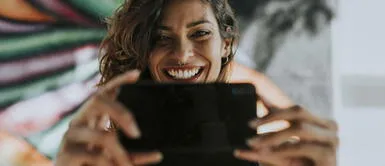 Descubre el trucazo sin maquillaje para destacar tu rostro durante una videollamada Descubre el trucazo sin maquillaje para destacar tu rostro durante una videollamada