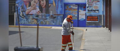 Señores de limpieza, los otros héroes anónimos que luchan en las calles contra el coronavirus Señores de limpieza, los otros héroes anónimos que luchan en las calles contra el coronavirus