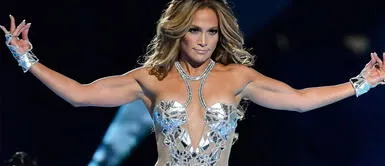 Jennifer Lopez y el look total white más atrevido y mexicano de todos Jennifer Lopez y el look total white más atrevido y mexicano de todos