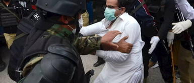 Médicos se van a huelga tras ser arrestados por exigir protección ante COVID-19 Médicos se van a huelga tras ser arrestados por exigir protección ante COVID-19