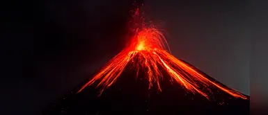 Volcán Krakatoa entró en erupción con columnas de humo de más de 500 metros de altura Volcán Krakatoa entró en erupción con columnas de humo de más de 500 metros de altura