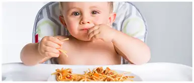 ¡Ya es hora! Enséñale a tu hijo a comer solo ¡Ya es hora! Enséñale a tu hijo a comer solo