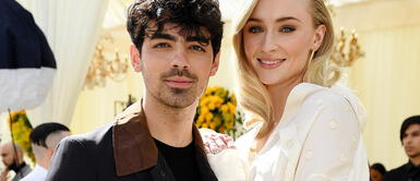Sophie Turner recrea look de maquillaje morado en Joe Jonas Sophie Turner recrea look de maquillaje morado en Joe Jonas