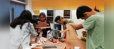 Estudiantes crean proyecto que reduce el riesgo de contagio en ropa de médicos Estudiantes crean proyecto que reduce el riesgo de contagio en ropa de médicos