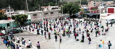 Disponen buses para trasladar a cientos que salieron caminando de Lima hacia el centro del país Disponen buses para trasladar a cientos que salieron caminando de Lima hacia el centro del país