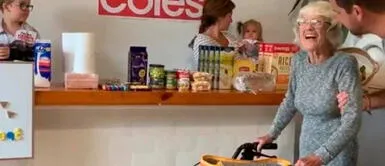 Arman supermercado en casa para que abuelita con Alzheimer “compre” en la cuarentena | VÍDEO Arman supermercado en casa para que abuelita con Alzheimer “compre” en la cuarentena | VÍDEO