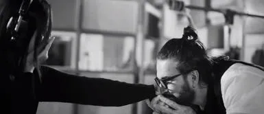 Ricardo Arjona y su emotivo encuentro con 4 fans tras sorprenderlos en set de grabación Ricardo Arjona y su emotivo encuentro con 4 fans tras sorprenderlos en set de grabación