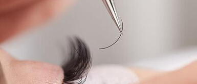 Los riesgos de quitarte las extensiones de pestañas en casa Los riesgos de quitarte las extensiones de pestañas en casa