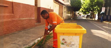 Trabajador de limpieza pública terminó doctorado gracias a libros de la basura Trabajador de limpieza pública terminó doctorado gracias a libros de la basura