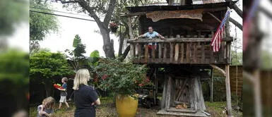 Médico duerme en casa del árbol para no contagiar a su familia de COVID-19 Médico duerme en casa del árbol para no contagiar a su familia de COVID-19