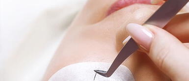 Expertos revelan cómo acelerar la caída de las pestañas postizas de forma segura Expertos revelan cómo acelerar la caída de las pestañas postizas de forma segura