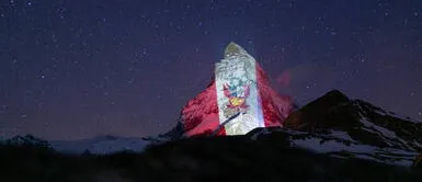 Bandera del Perú es proyectada en lo más alto de los Alpes suizos Bandera del Perú es proyectada en lo más alto de los Alpes suizos