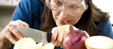 ¿Pudiste con tu ex pero no con las cebollas? 6 trucos para picarlas sin llorar ¿Pudiste con tu ex pero no con las cebollas? 6 trucos para picarlas sin llorar