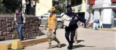 Retratan a policía que cargó a anciano para trasladarlo a cobrar bono de 380 soles Retratan a policía que cargó a anciano para trasladarlo a cobrar bono de 380 soles