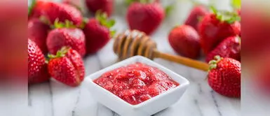 Mascarilla casera de fresa para limpiar y renovar la piel del rostro Mascarilla casera de fresa para limpiar y renovar la piel del rostro