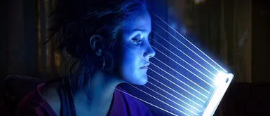 Expertos explican los severos daños que la luz azul le produce a la piel Expertos explican los severos daños que la luz azul le produce a la piel