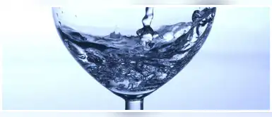 ¿Por qué no debemos brindar con agua? ¡No llames al mal! ¿Por qué no debemos brindar con agua? ¡No llames al mal!