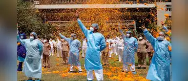 Barcos iluminados, lluvia de pétalos: el espectacular homenaje al personal de salud de India Barcos iluminados, lluvia de pétalos: el espectacular homenaje al personal de salud de India