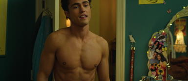 ¿Cómo se sacó la camiseta en Yo Nunca? Darren Barnet cuenta los detalles ¿Cómo se sacó la camiseta en Yo Nunca? Darren Barnet cuenta los detalles