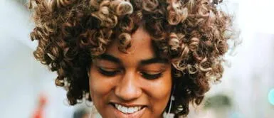 ¿Qué es el 'hair plopping' y cómo esta técnica ondula el cabello sin usar calor? ¿Qué es el 'hair plopping' y cómo esta técnica ondula el cabello sin usar calor?