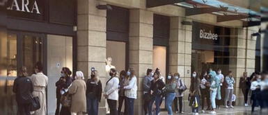 ¡De no creer! Gente hace largas colas para ingresar a tienda de ropa tras terminar cuarentena ¡De no creer! Gente hace largas colas para ingresar a tienda de ropa tras terminar cuarentena