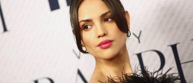 Eiza González nos enseña qué color de sombra usa para resaltar sus ojos marrones Eiza González nos enseña qué color de sombra usa para resaltar sus ojos marrones