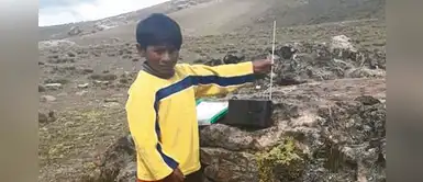 Niño de Puno sube a la cima del cerro para captar señal de radio de Aprendo en Casa Niño de Puno sube a la cima del cerro para captar señal de radio de Aprendo en Casa