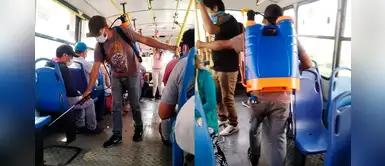 ¡No más coronavirus! Joven sube a los buses a desinfectar asientos y manos de los pasajeros ¡No más coronavirus! Joven sube a los buses a desinfectar asientos y manos de los pasajeros