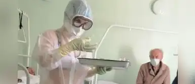 Enfermera rusa sorprende al atender pacientes en bikini bajo su traje protector Enfermera rusa sorprende al atender pacientes en bikini bajo su traje protector
