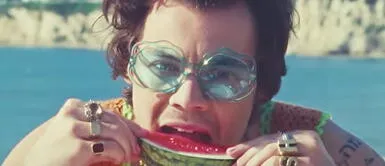 Harry Styles nos introduce el color de esmalte de moda en Watermelon Sugar Harry Styles nos introduce el color de esmalte de moda en Watermelon Sugar