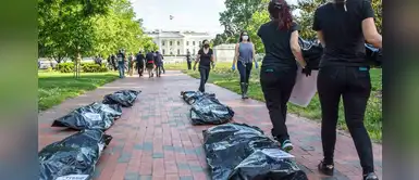 Protestan con 'cuerpos de fallecidos por COVID-19' en las afueras de la Casa Blanca Protestan con 'cuerpos de fallecidos por COVID-19' en las afueras de la Casa Blanca