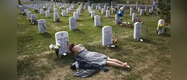 Conmovedora historia detrás de la foto viral de una mujer sobre la tumba de su prometido | FOTOS Conmovedora historia detrás de la foto viral de una mujer sobre la tumba de su prometido | FOTOS