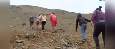 Puente Piedra: Niños escalan cerros para captar internet y hacer sus tareas escolares Puente Piedra: Niños escalan cerros para captar internet y hacer sus tareas escolares