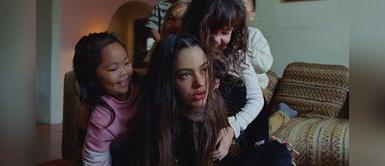 Rosalía pone de moda el peinado con trenzas que ha estado circulando en redes Rosalía pone de moda el peinado con trenzas que ha estado circulando en redes