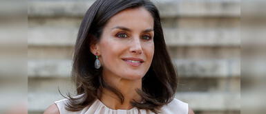 La Reina Letizia se enfunda un vestido después de 80 días y elige un clásico de Carolina Herrera La Reina Letizia se enfunda un vestido después de 80 días y elige un clásico de Carolina Herrera