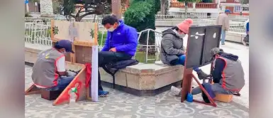 Lustrabotas de Cajamarca crean escudo de madera para mantener distancia por la COVID-19 Lustrabotas de Cajamarca crean escudo de madera para mantener distancia por la COVID-19