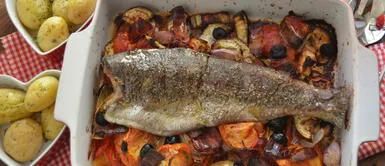 Acompaña el domingo con una espectacular receta de trucha al horno con verduras y bacon Acompaña el domingo con una espectacular receta de trucha al horno con verduras y bacon