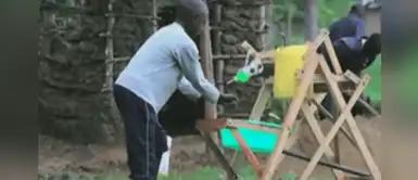 Kenia: niño gana premio por crear máquina de madera para lavar las manos y evitar el coronavirus Kenia: niño gana premio por crear máquina de madera para lavar las manos y evitar el coronavirus
