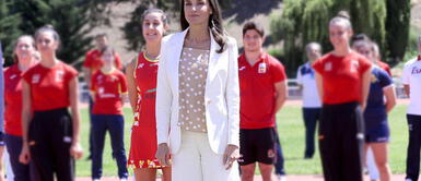 Reina Letizia deslumbra en su última aparición pública con armonioso outfit Reina Letizia deslumbra en su última aparición pública con armonioso outfit