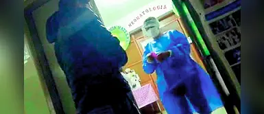 Graban a trabajadora de hospital vendiendo equipos de protección personal en el interior de hospital de Tarma Graban a trabajadora de hospital vendiendo equipos de protección personal en el interior de hospital de Tarma